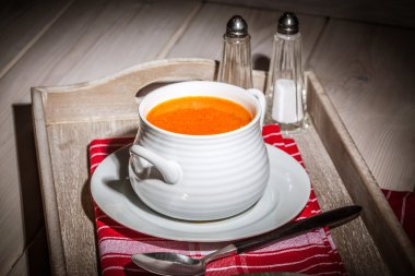 Beyaz bir kase taze domates çorbası.