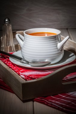 Beyaz bir kase taze domates çorbası.