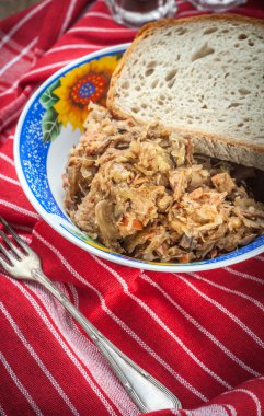 Geleneksel Lehçe lahana turşusu (bigos) Mantar ve et.