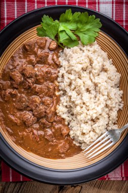 Domuz eti arpa güveç pişmiş.