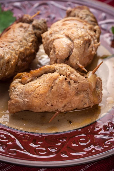 Rollos de cerdo en el plato . — Foto de Stock