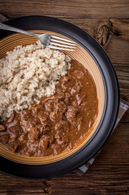 Domuz eti arpa güveç pişmiş.