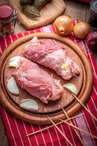 Νωπό βόειο κρέας roulades προετοιμασμένοι για τηγάνισμα. — Φωτογραφία Αρχείου