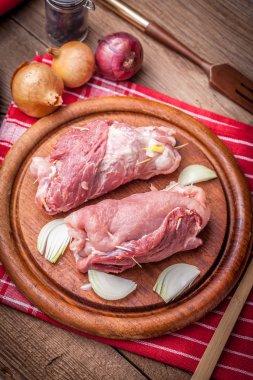 Kızartma için hazırlanan ham sığır roulades.