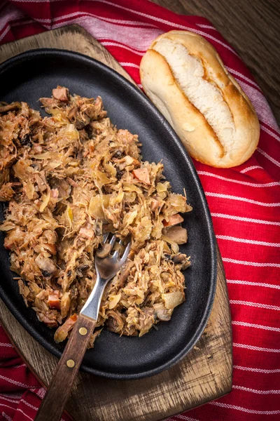 Traditionele Poolse zuurkool (bigos) met champignons en vlees. — Stockfoto