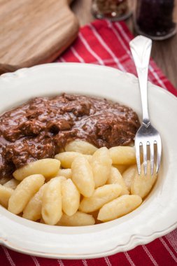 Biftek soslu patates köfte.