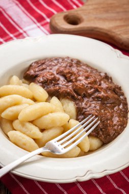 Biftek soslu patates köfte.