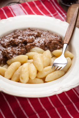 Biftek soslu patates köfte.