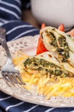 Peynir ve ıspanak ile doldurulmuş krep.