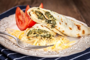 Peynir ve ıspanak ile doldurulmuş krep.