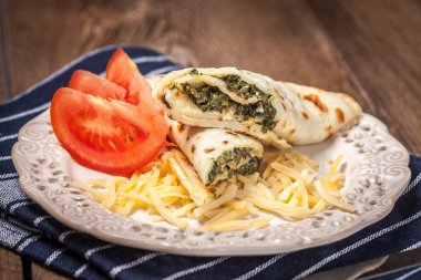 Peynir ve ıspanak ile doldurulmuş krep.