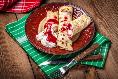 Haddelenmiş krep peynir ile doldurulmuş.