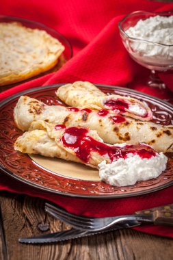 Haddelenmiş krep peynir ile doldurulmuş.