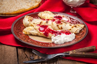 Haddelenmiş krep peynir ile doldurulmuş.