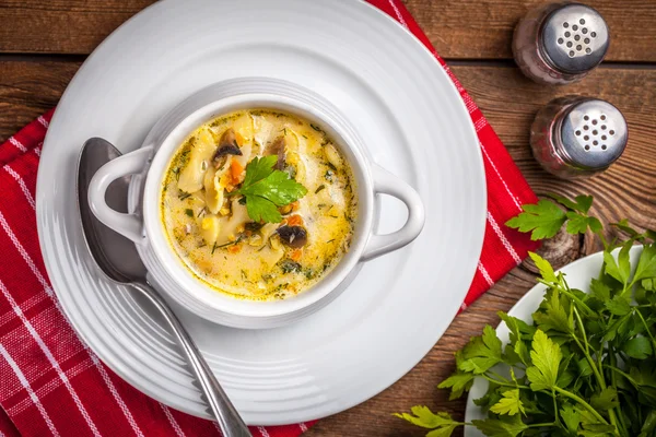 Zuppa di funghi con farfalline . Foto Stock