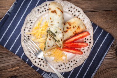 Peynir ve ıspanak ile doldurulmuş krep.