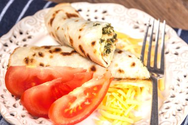 Peynir ve ıspanak ile doldurulmuş krep.