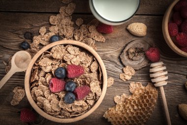 Kase tahıl yaban mersini ve raspberrie ile.