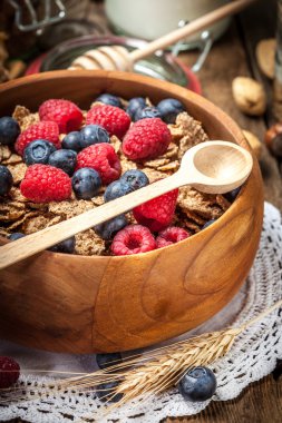 Tahıl ve frut ile lezzetli breakfast.