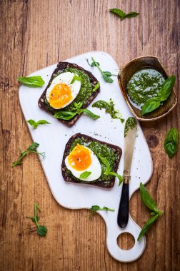 Tost pesto ile haşlanmış yumurta