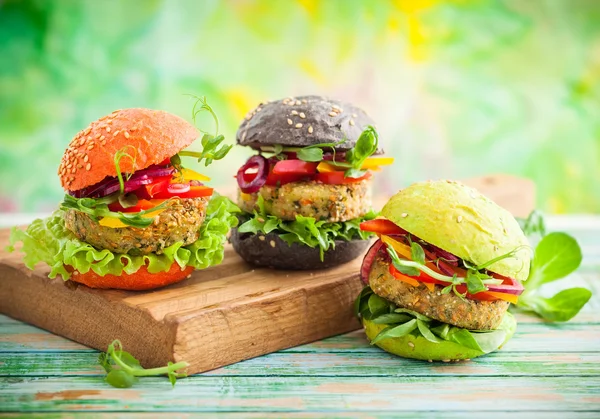 Mini hamburguesas rojas, verdes y negras — Foto de Stock