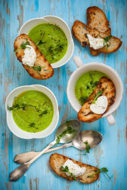 Yeşil bezelye çorbası