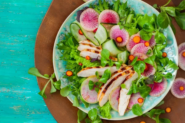 Ensalada de pollo a la plancha — Foto de Stock