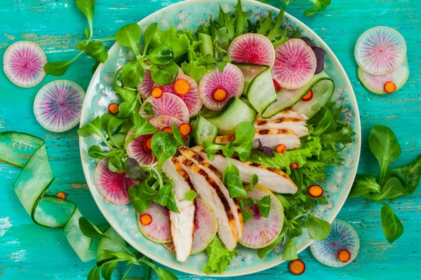 Salade van gegrilde kip — Stockfoto