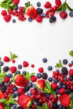 Çeşitli taze yaz meyveleri.