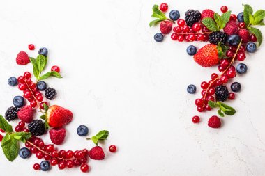 Çeşitli taze yaz meyveleri.