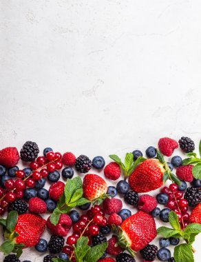 Çeşitli taze yaz meyveleri.