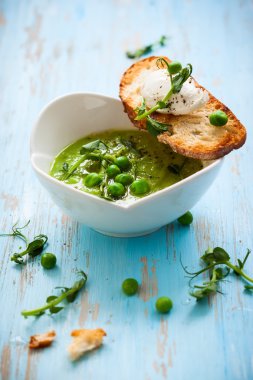 Yeşil bezelye çorbası