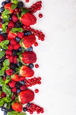 Çeşitli taze yaz meyveleri.