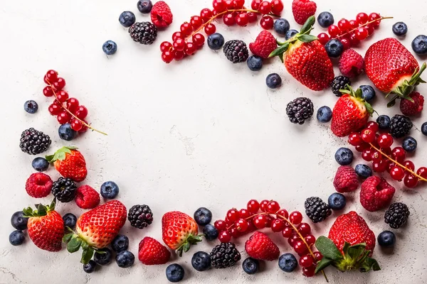 Çeşitli taze yaz meyveleri.