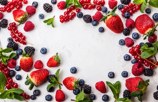 Çeşitli taze yaz meyveleri.