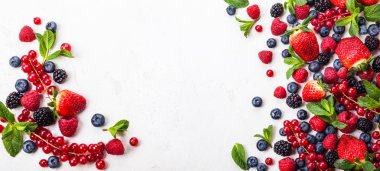 Çeşitli taze yaz meyveleri. 