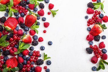 Çeşitli taze yaz meyveleri. 