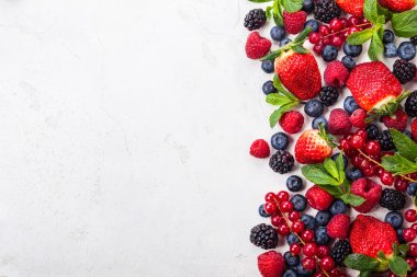 Çeşitli taze yaz meyveleri. 