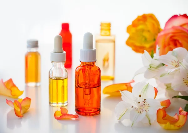 Flessen van essentiële aromatische olie — Stockfoto