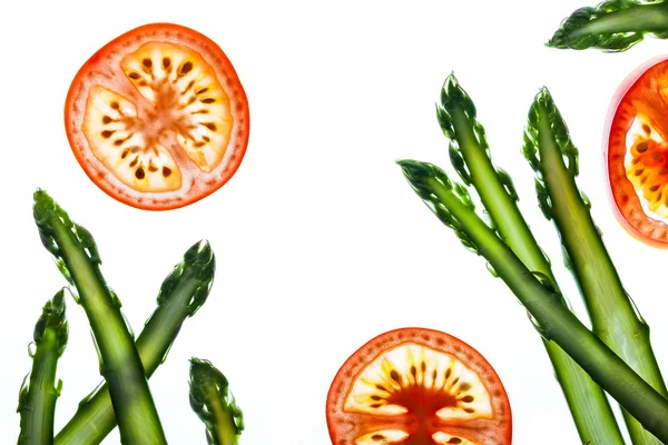 Färsk sparris och tomat — Stockfoto