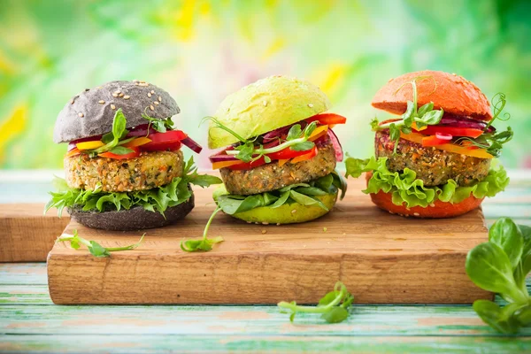 Rote, grüne, schwarze Burger — Stockfoto