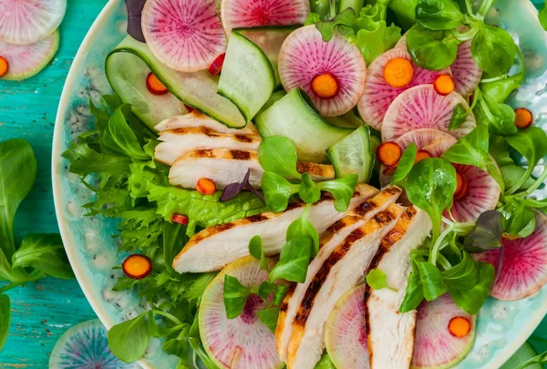 Salade van gegrilde kip — Stockfoto