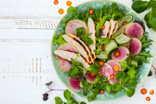 Salada de frango grelhado — Fotografia de Stock