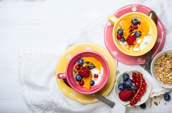 Müsli ile sağlıklı bir kahvaltı. — Stok fotoğraf