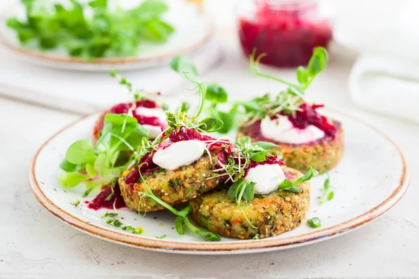 Deliciosos Fritters com quinoa — Fotografia de Stock