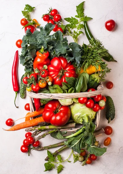 Cesta de verduras frescas — Foto de Stock