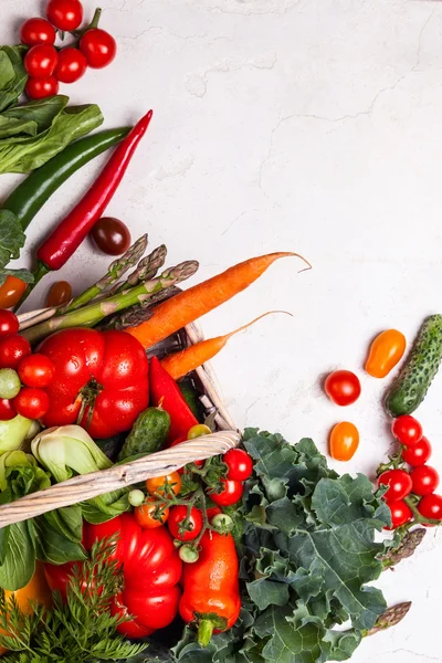 Cesta de verduras frescas — Foto de Stock