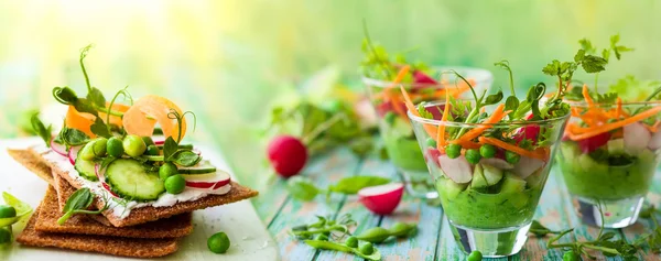 Toast en salades met verse groenten — Stockfoto