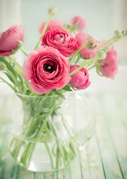 Kytice růžových Pryskyřník v váza — Stock fotografie