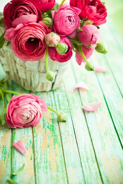 Buquê de ranúnculo rosa em vaso — Fotografia de Stock